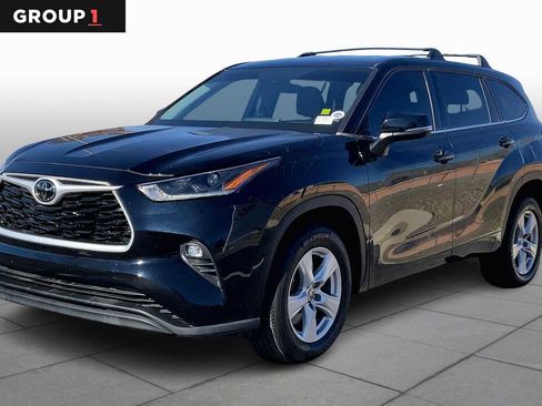 Used 2021 Toyota Highlander LE image 1