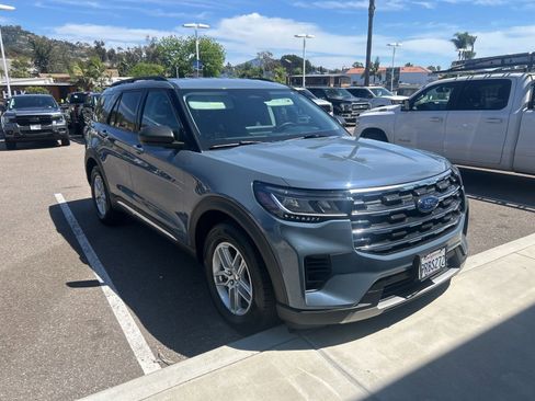 Used 2025 Ford Explorer Active RWD image 3