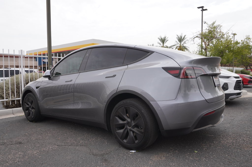 Used 2024 Tesla Model Y Long Range AWD/4WD image 3