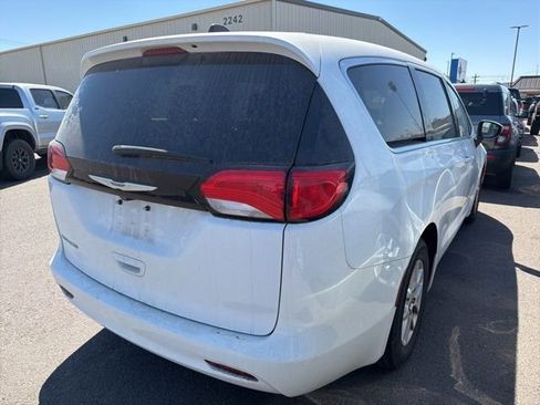 Used 2022 Chrysler Voyager LX image 2