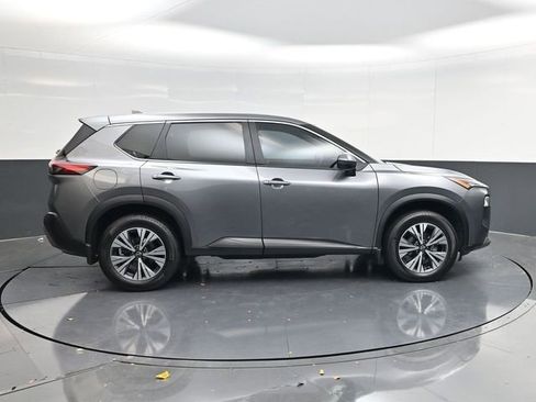 Used 2022 Nissan Rogue SV image 2