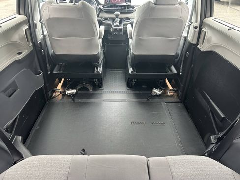 Used 2022 Toyota Sienna LE FWD image 11
