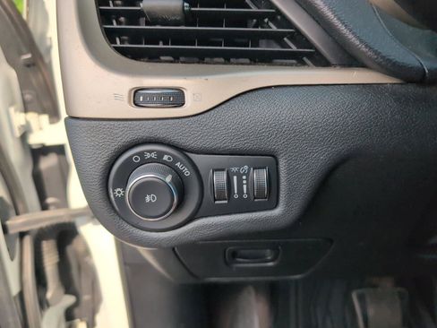 Used 2016 Jeep Cherokee Limited FWD image 28