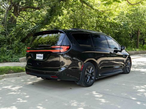 Used 2021 Chrysler Pacifica Touring-L w/ Uconnect Theater Family Group FWD image 9