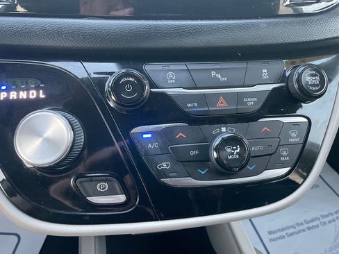 Used 2020 Chrysler Pacifica Touring-L image 28