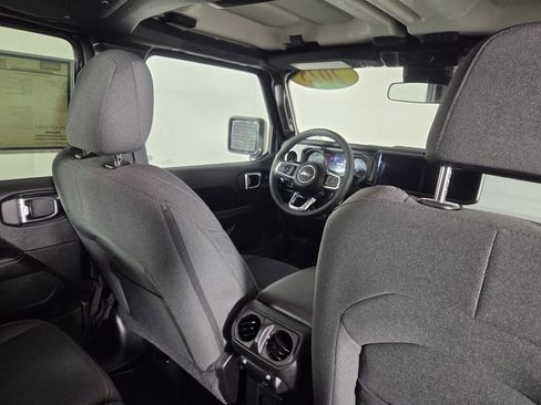 Used 2025 Jeep Wrangler Unlimited Sahara AWD/4WD image 32