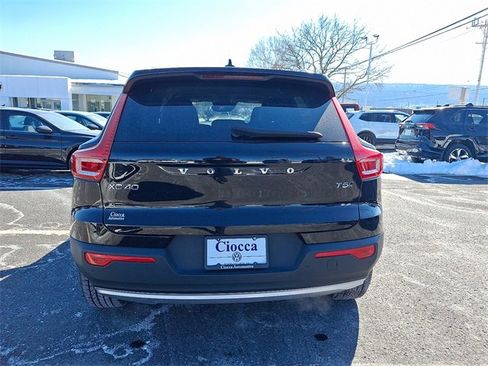 Used 2022 Volvo XC40 T5 Momentum image 5