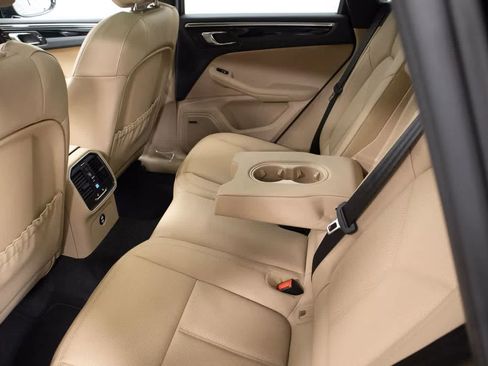 Certified 2025 Porsche Macan AWD/4WD image 37