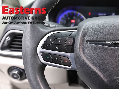 Used 2023 Chrysler Pacifica Touring-L FWD image 15