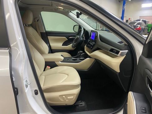 Used 2024 Toyota Highlander XLE FWD image 11