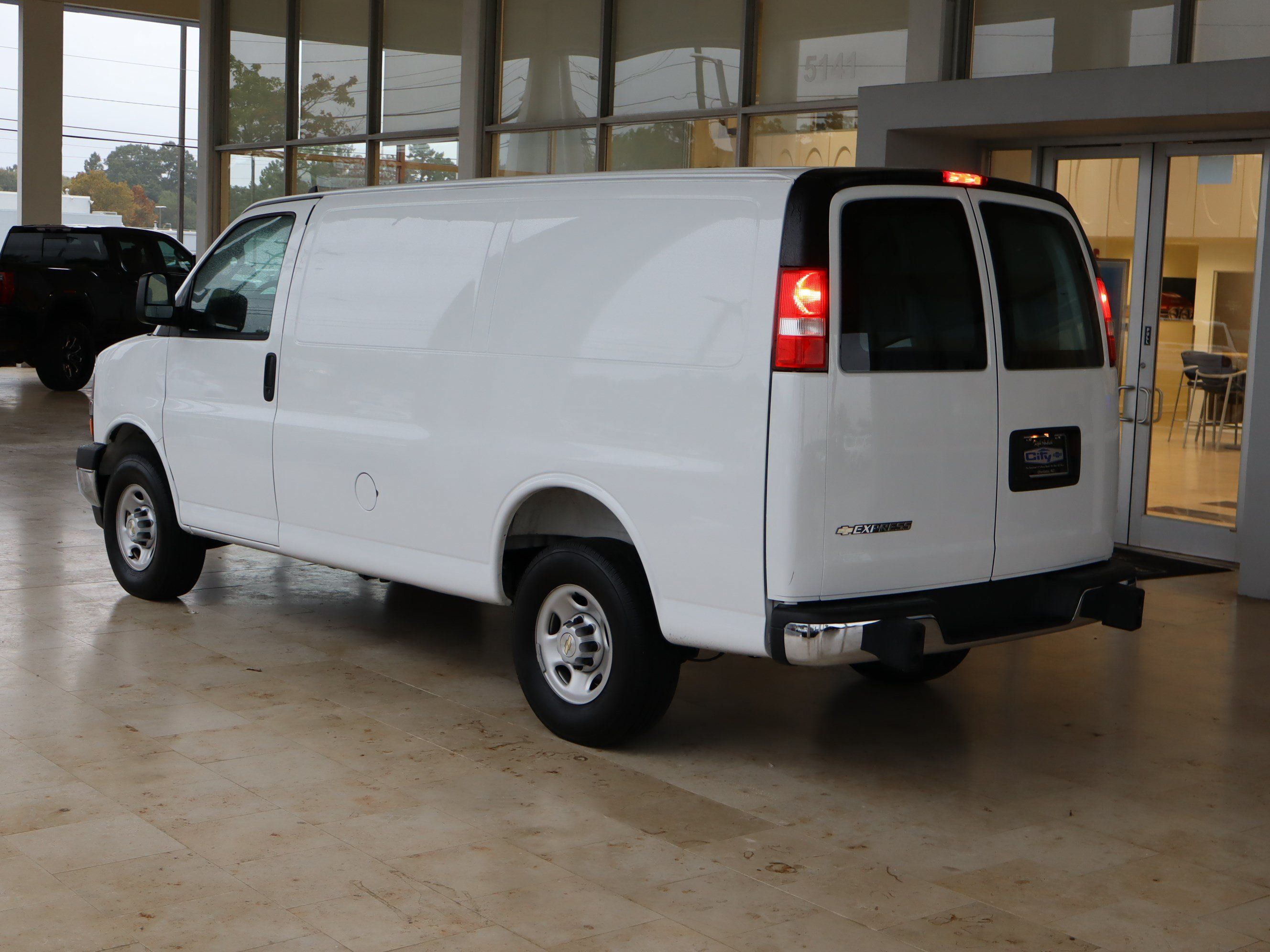 Used 2025 Chevrolet Express 3500 LT w/ LT Preferred Equipment Group RWD image 9