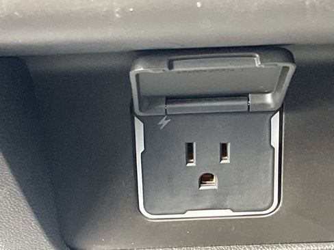 Used 2023 Chevrolet Tahoe Z71 w/ Luxury Package image 15