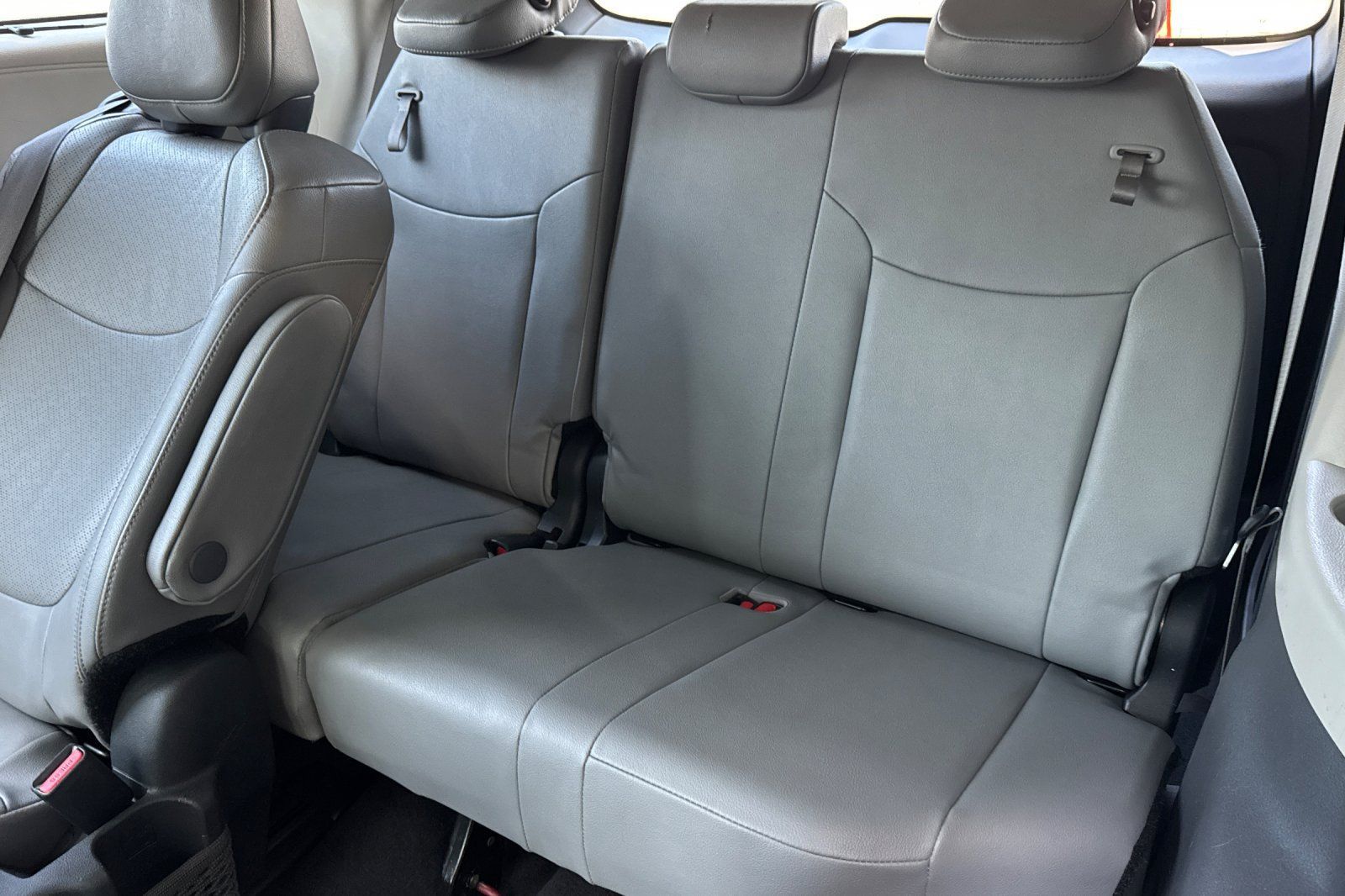 Used 2024 Toyota Sienna Limited FWD image 20