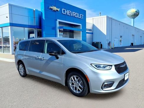 Used 2024 Chrysler Pacifica Touring-L image 1