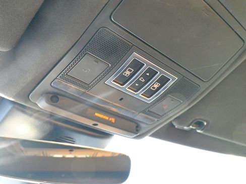 Used 2019 Land Rover Discovery HSE image 30