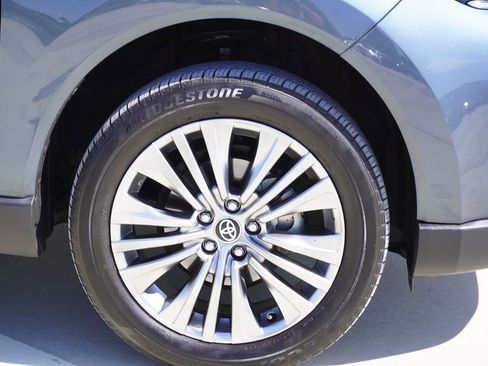 Used 2023 Toyota Venza XLE AWD/4WD image 8