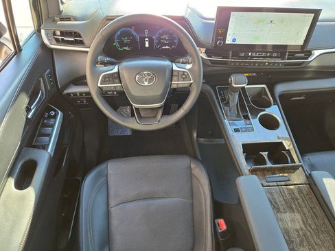 Used 2025 Toyota Sienna Limited image 15