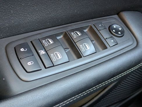 Used 2021 Chrysler Pacifica Touring-L w/ Uconnect Theater Family Group image 27