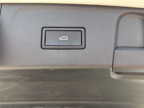 Used 2025 Volkswagen Atlas SE AWD/4WD image 30