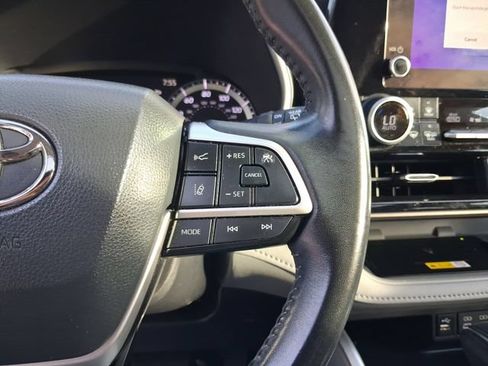 Used 2023 Toyota Highlander XLE FWD image 19