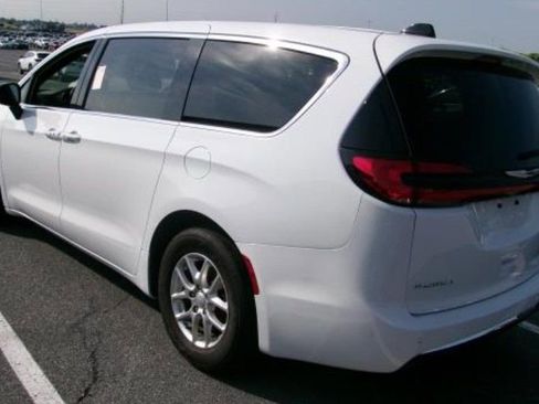 Used 2025 Chrysler Pacifica Select FWD image 5