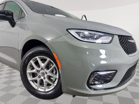 Used 2025 Chrysler Pacifica Select image 7