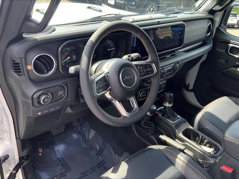 Certified 2024 Jeep Wrangler Unlimited Sahara w/ Technology Group AWD/4WD image 17