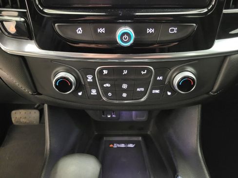 Used 2023 Chevrolet Traverse LT image 35