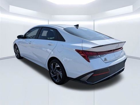 Certified 2025 Hyundai Elantra SEL image 6