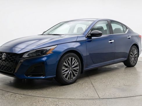 Used 2025 Nissan Altima 2.5 SV image 3