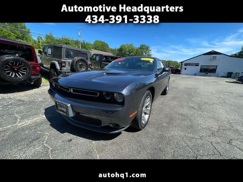 Used 2017 Dodge Challenger SXT RWD image 1