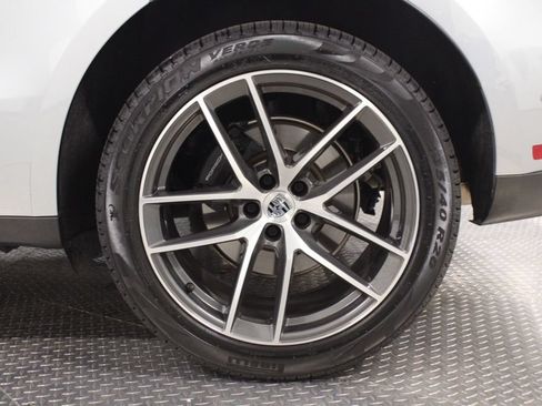 Certified 2025 Porsche Macan AWD/4WD image 18