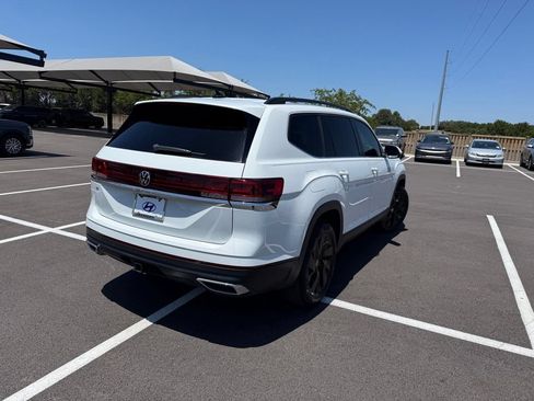 Used 2024 Volkswagen Atlas SE w/ Panoramic Sunroof Package FWD image 5