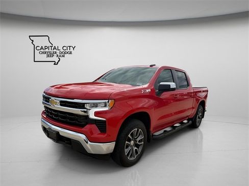 Used 2025 Chevrolet Silverado 1500 LT image 3