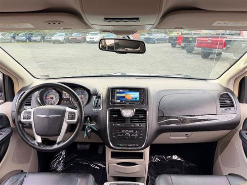 Used 2016 Chrysler Town & Country Touring FWD image 23