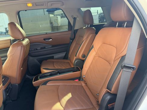 Used 2024 Nissan Pathfinder Platinum FWD image 27