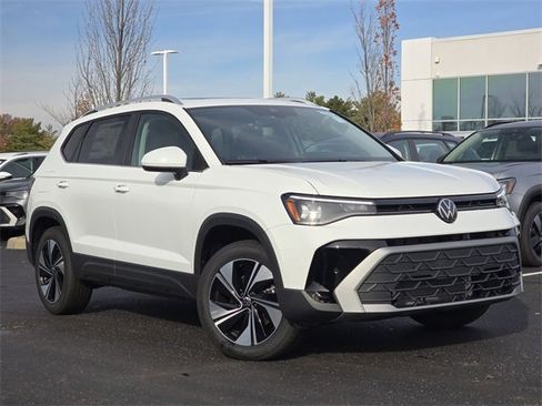 New 2026 Volkswagen Taos SE image 2