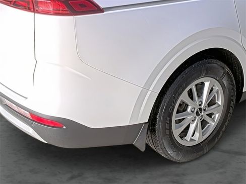 Used 2022 Kia Carnival LX image 12