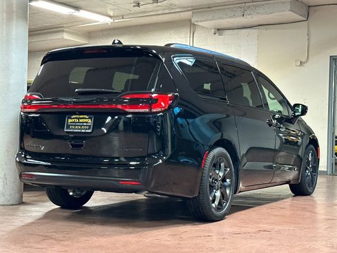 New 2026 Chrysler Pacifica Limited w/ S Appearance Package image 5