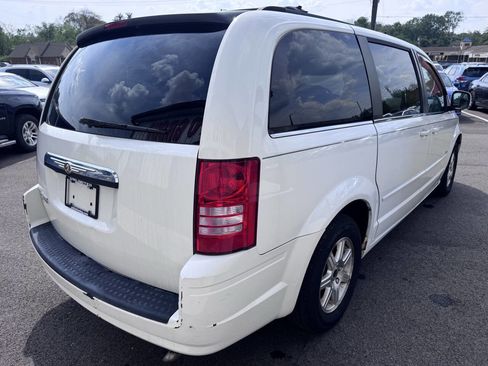 Used 2008 Chrysler Town & Country Touring FWD image 5