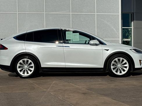 Used 2018 Tesla Model X 75D image 3