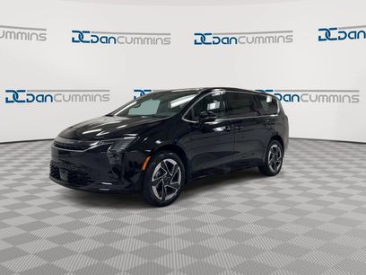 New 2027 Chrysler Pacifica Limited w/ Family Tech Group