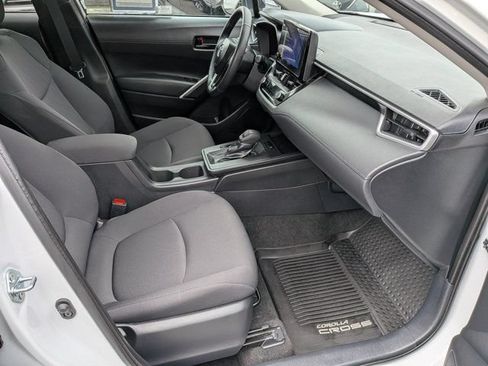 Used 2026 Toyota Corolla Cross LE w/ Moonroof Package FWD image 4
