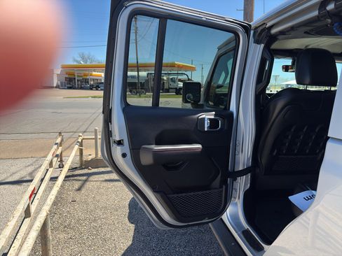 Used 2022 Jeep Gladiator Rubicon w/ Cold Weather Group image 12