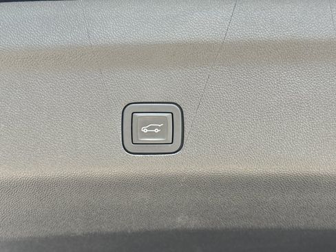 Used 2025 GMC Yukon Denali AWD/4WD image 12