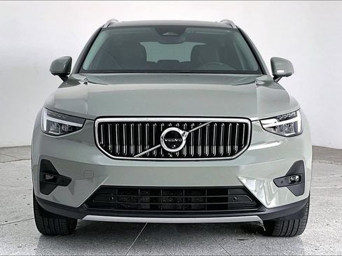 Certified 2025 Volvo XC40 B5 Plus AWD/4WD image 3