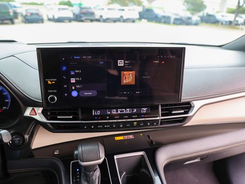 Used 2025 Toyota Sienna Platinum FWD image 22