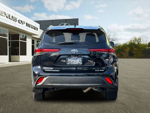 Used 2022 Toyota Highlander XLE AWD/4WD image 9