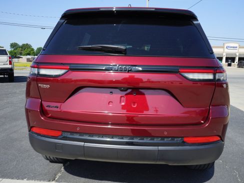 Used 2024 Jeep Grand Cherokee Altitude AWD/4WD image 4