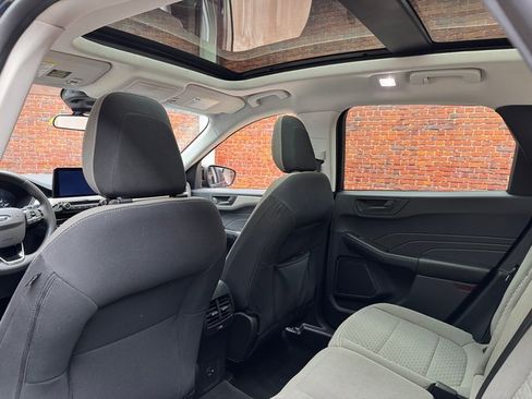 Used 2022 Ford Escape SE w/ SE Sport Appearance Package image 24